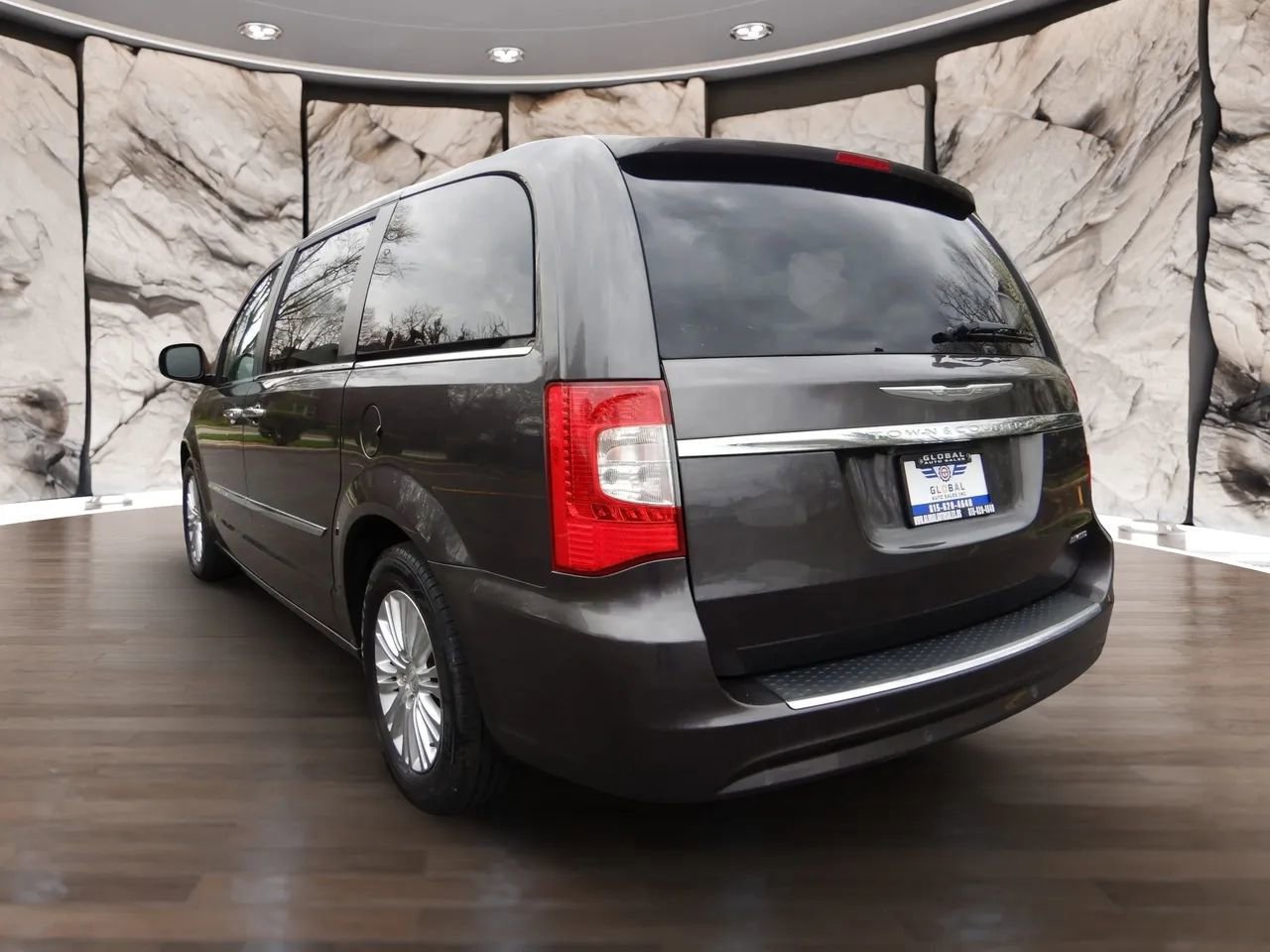 Used 2016 Chrysler Town & Country Limited FWD image 8