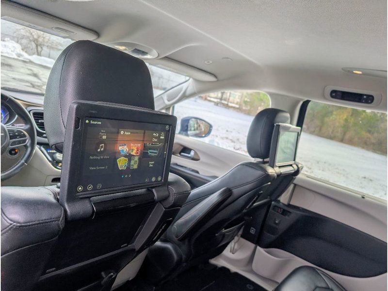 Used 2018 Chrysler Pacifica Touring-L Plus image 17