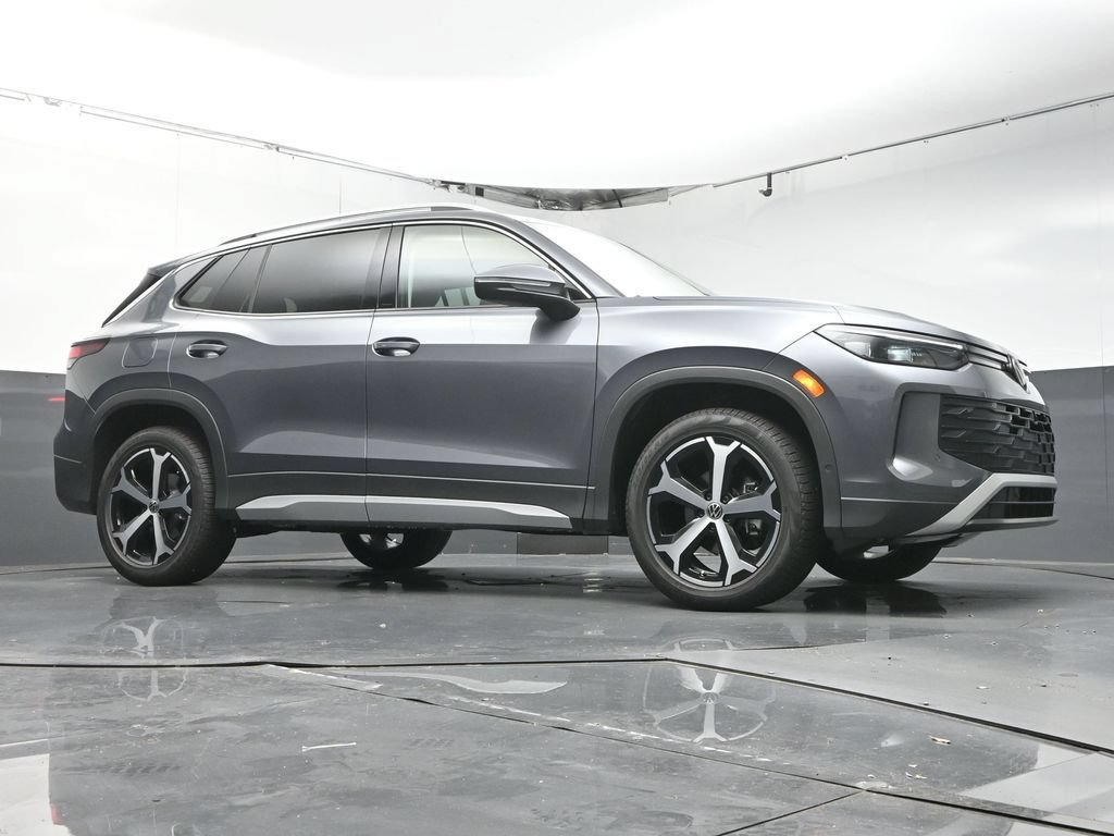 Used 2025 Volkswagen Tiguan SE FWD image 33