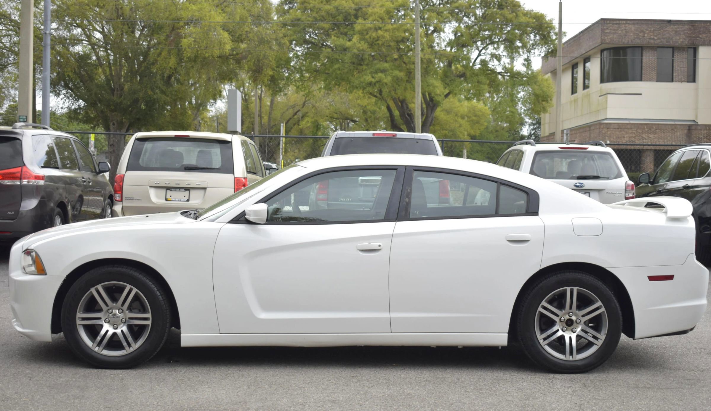 Used 2013 Dodge Charger SE RWD image 4