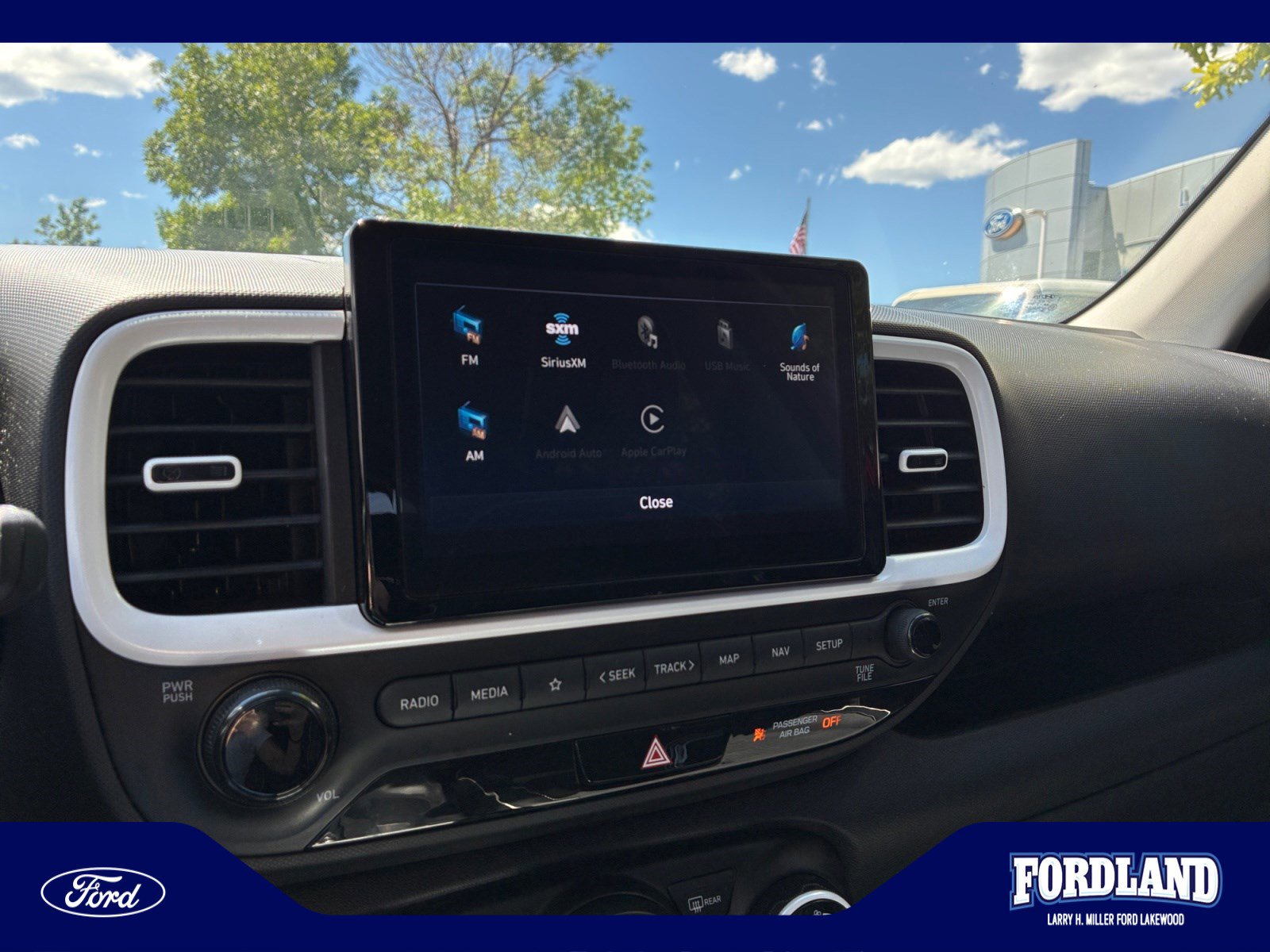 Used 2023 Hyundai Venue Limited FWD image 12