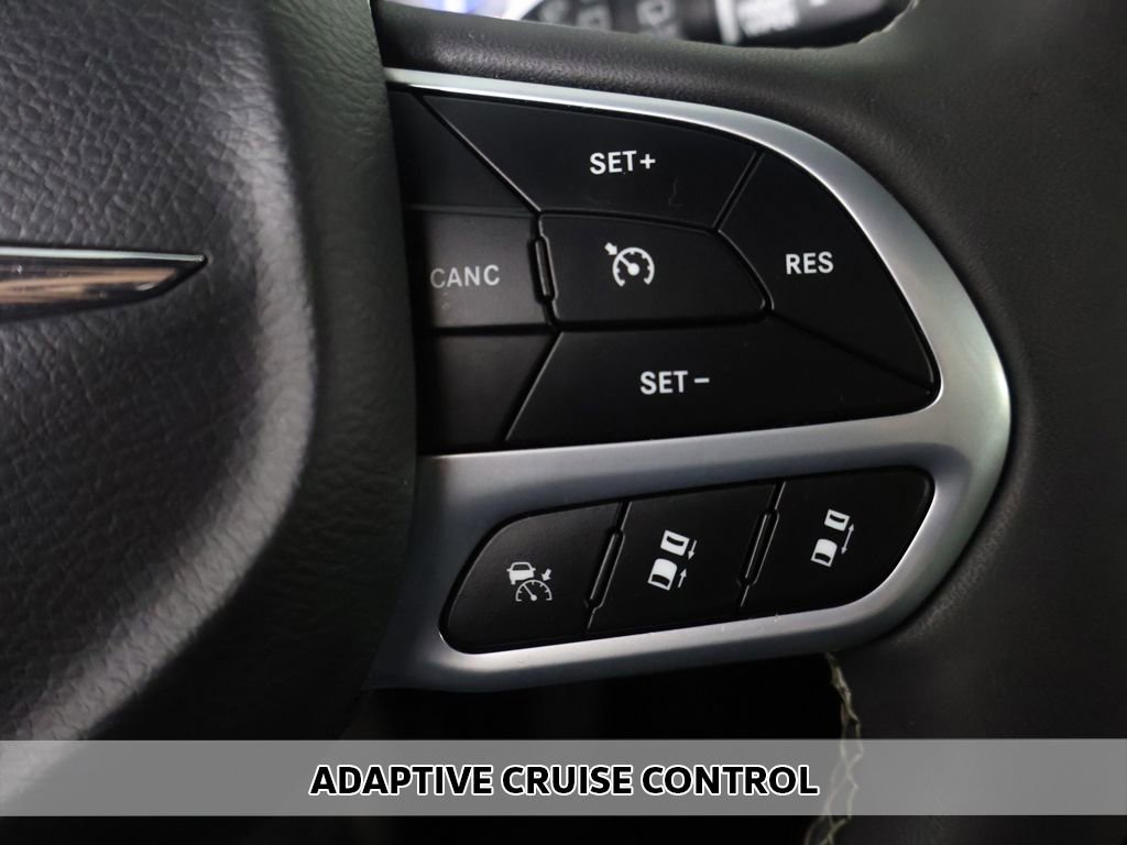 Used 2025 Chrysler Pacifica Select FWD image 3