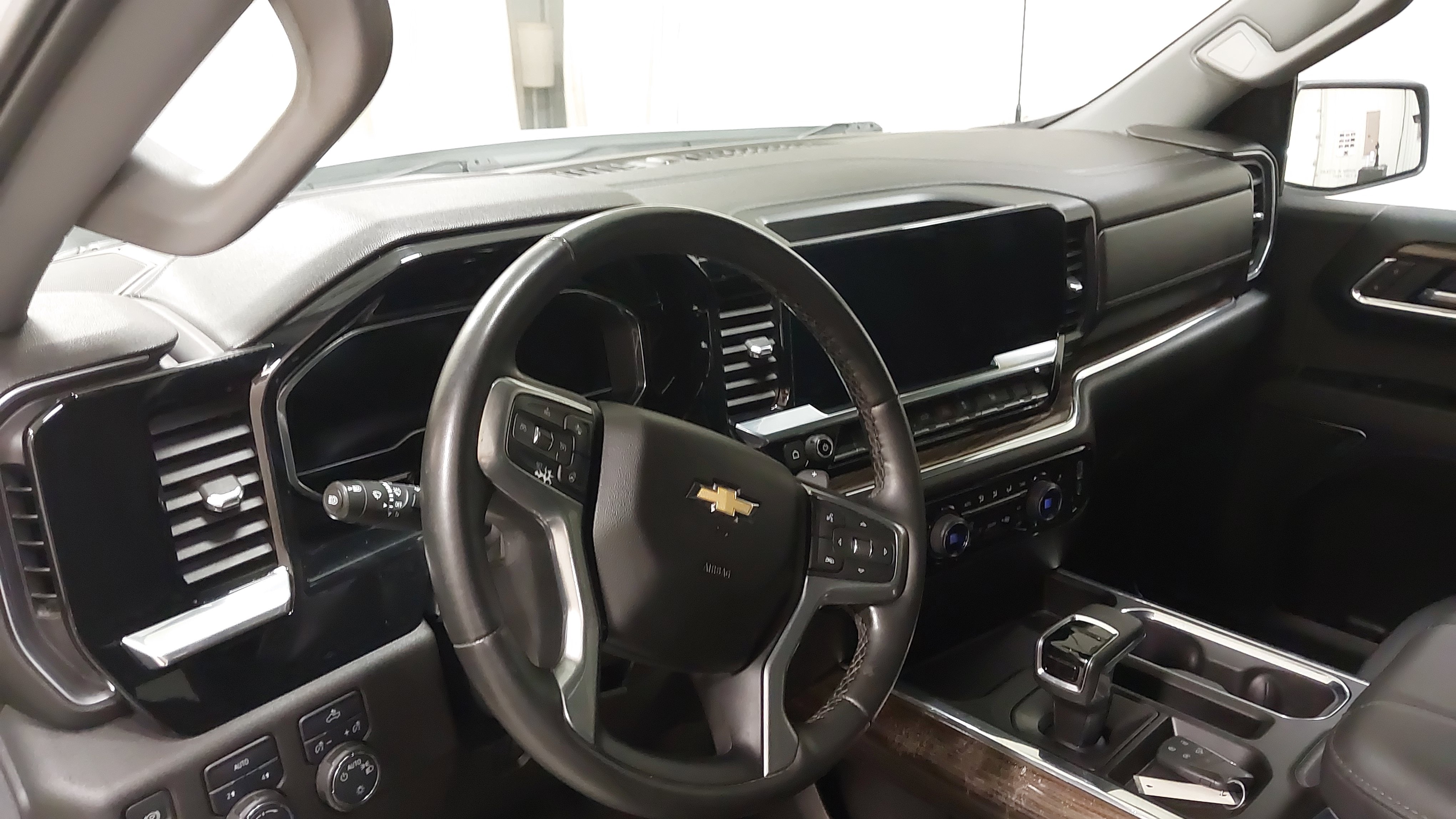 Used 2023 Chevrolet Silverado 1500 LT AWD/4WD image 17