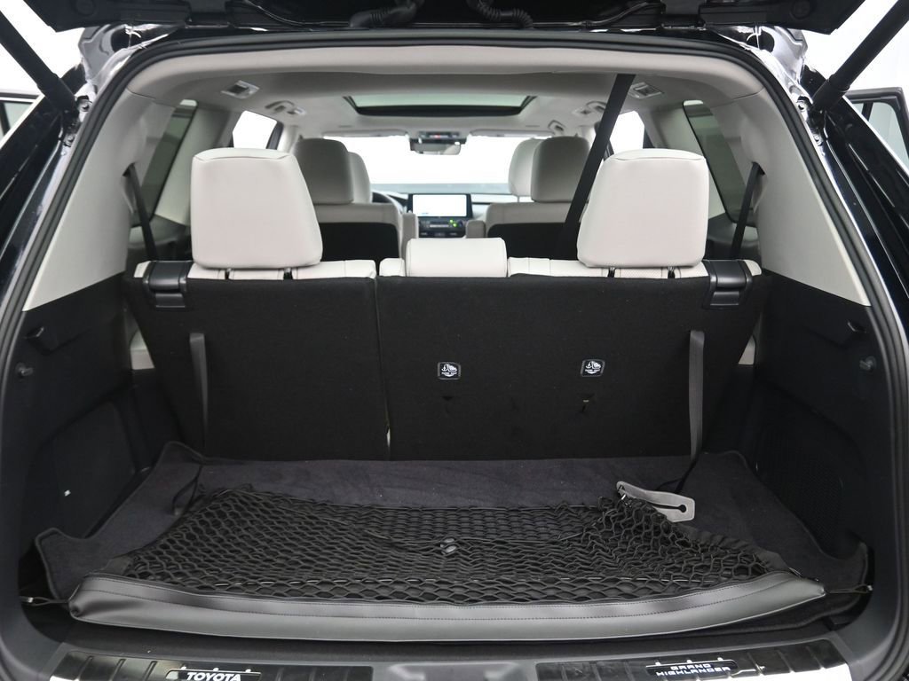 Used 2025 Toyota Grand Highlander AWD image 16