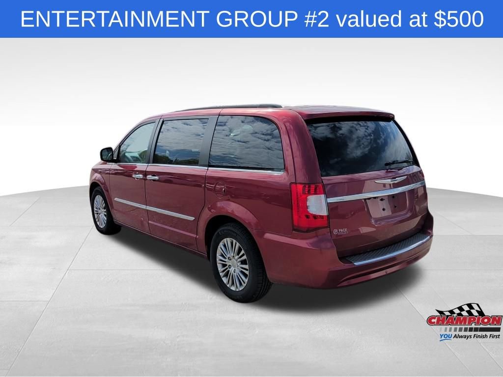 Used 2013 Chrysler Town & Country Touring-L w/ Entertainment Group #2 FWD image 3