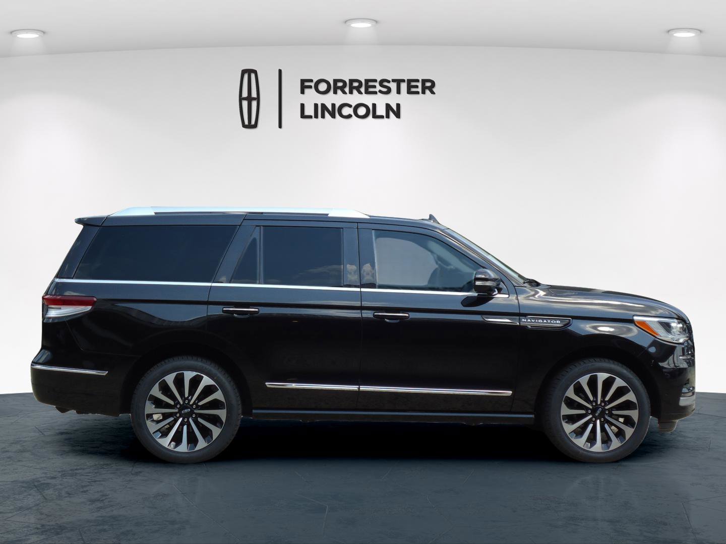 Used 2022 Lincoln Navigator Reserve AWD/4WD image 2