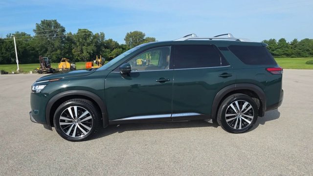 Used 2023 Nissan Pathfinder Platinum AWD/4WD image 4