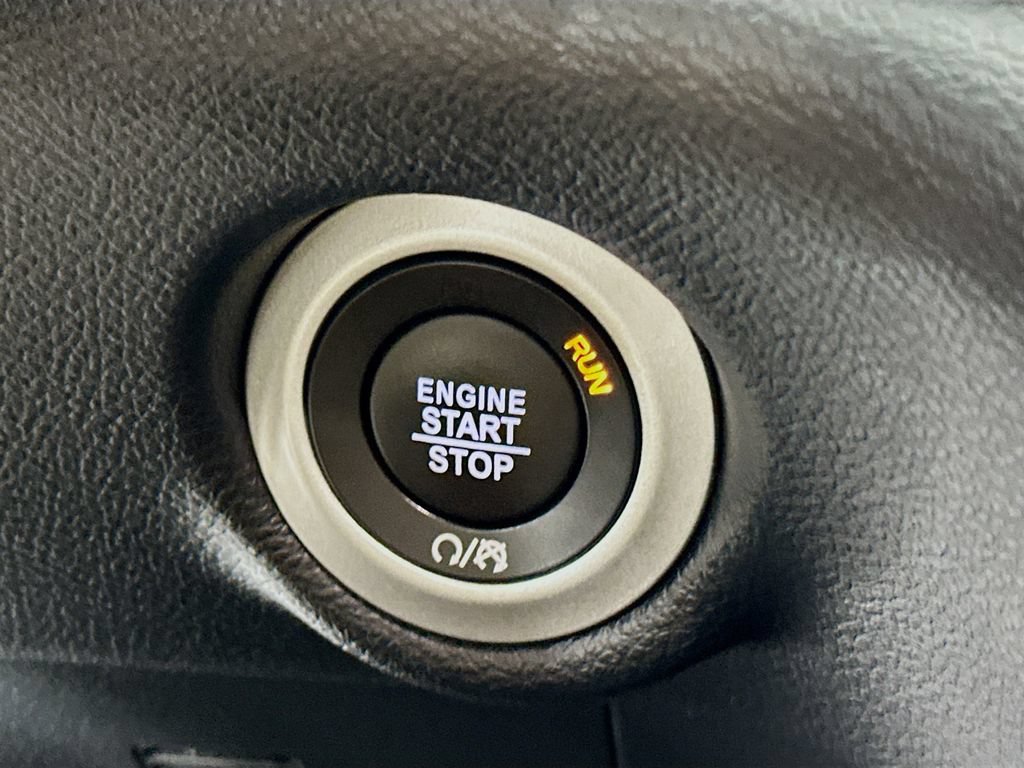 Used 2025 Chrysler Pacifica Select FWD image 19