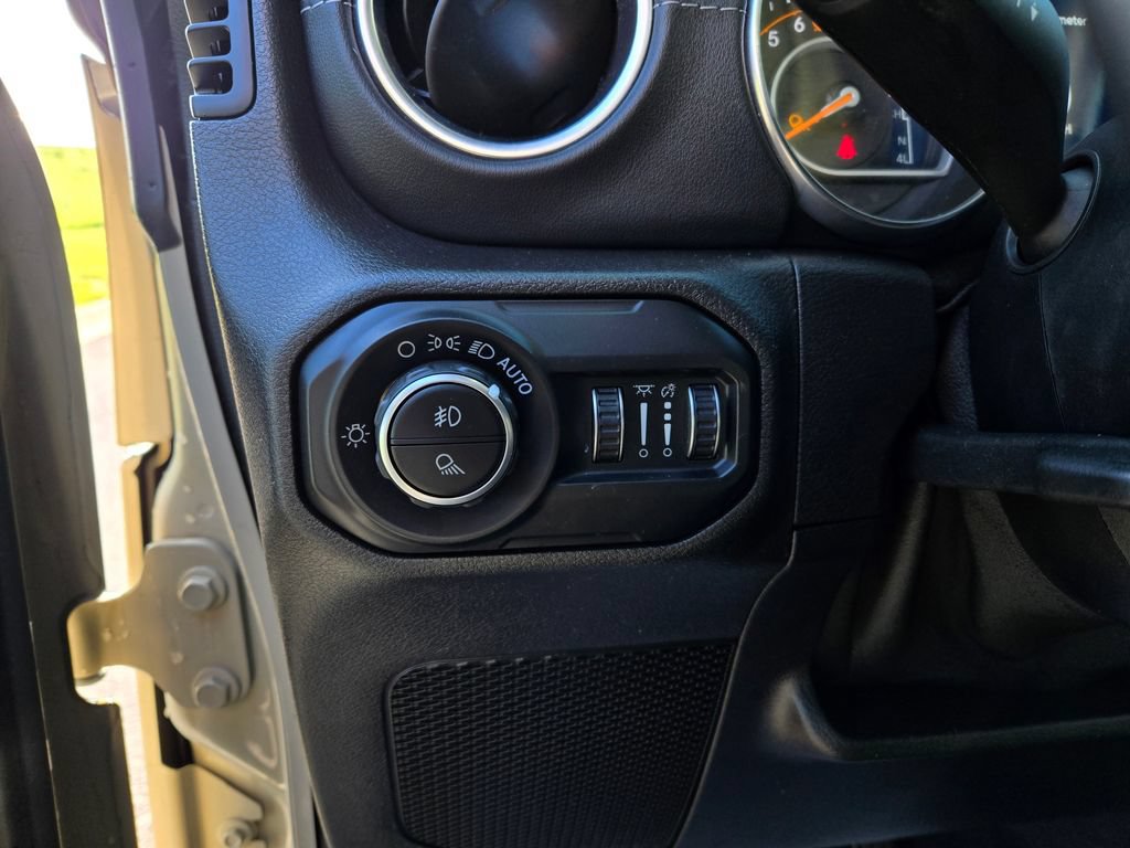 Used 2020 Jeep Gladiator Overland AWD/4WD image 14