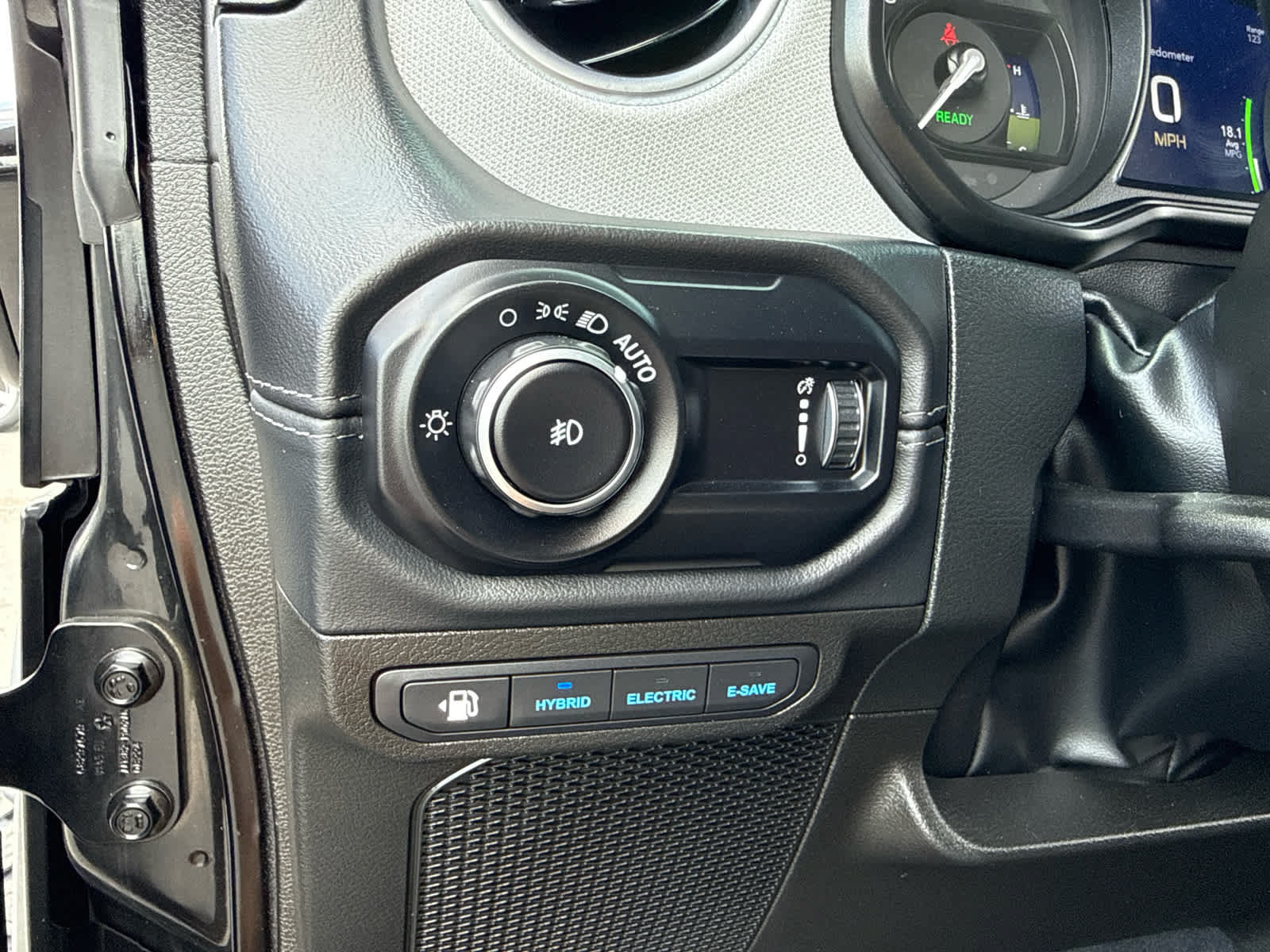 Used 2025 Jeep Wrangler Unlimited Sahara AWD/4WD image 16
