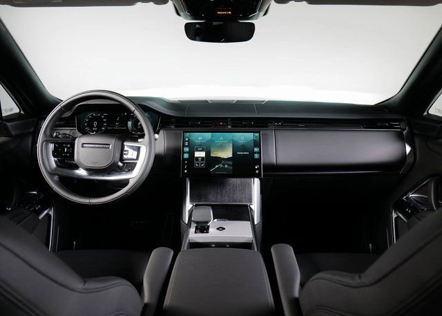 New 2025 Land Rover Range Rover SE image 4