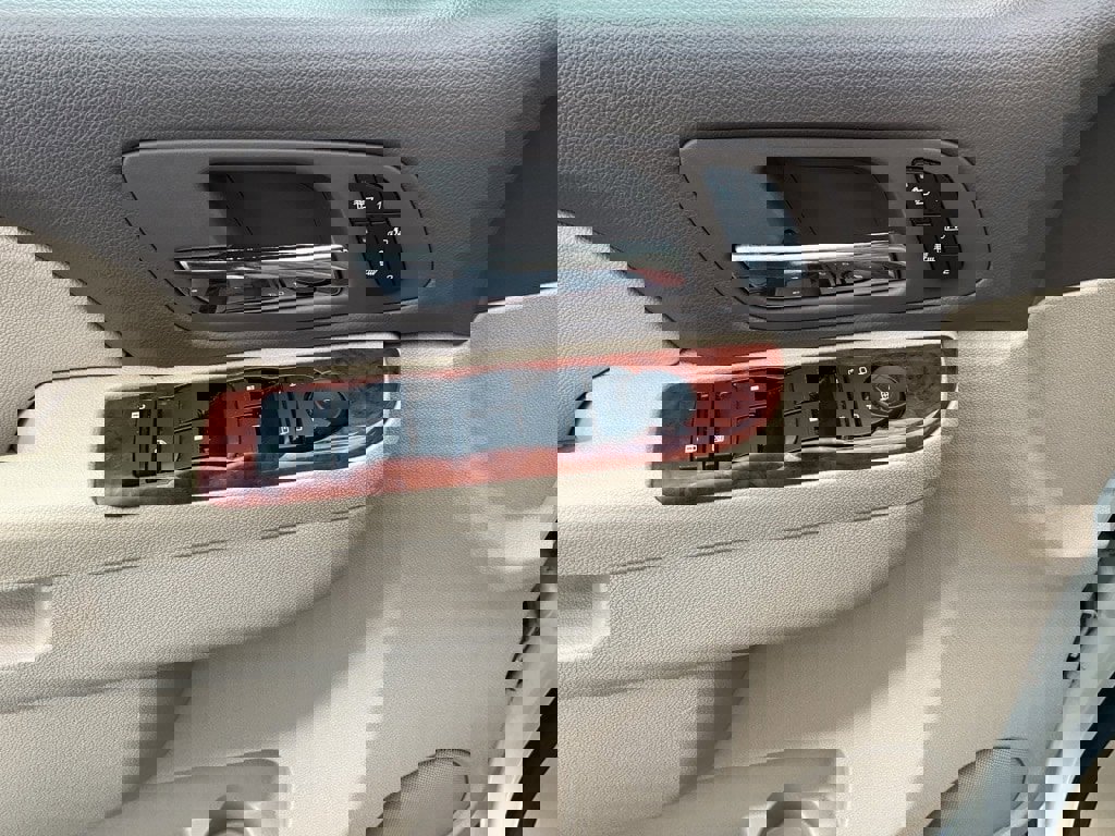 Used 2010 GMC Yukon XL SLT w/ SLT-2 Equipment Package image 4