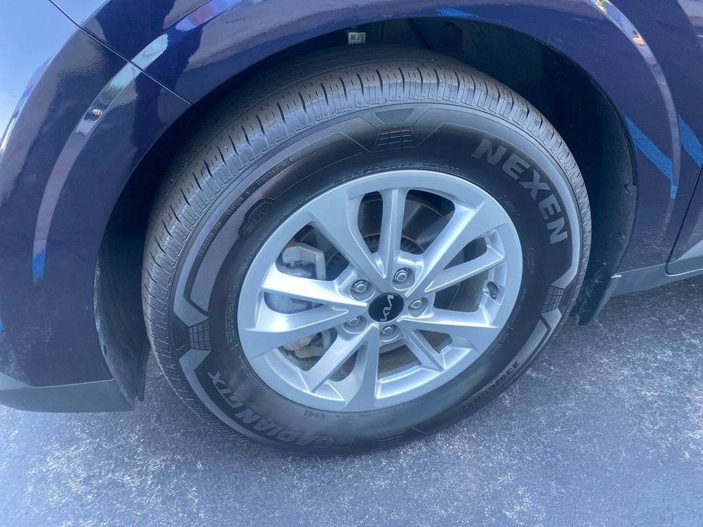 Used 2024 Kia Carnival LX FWD image 7