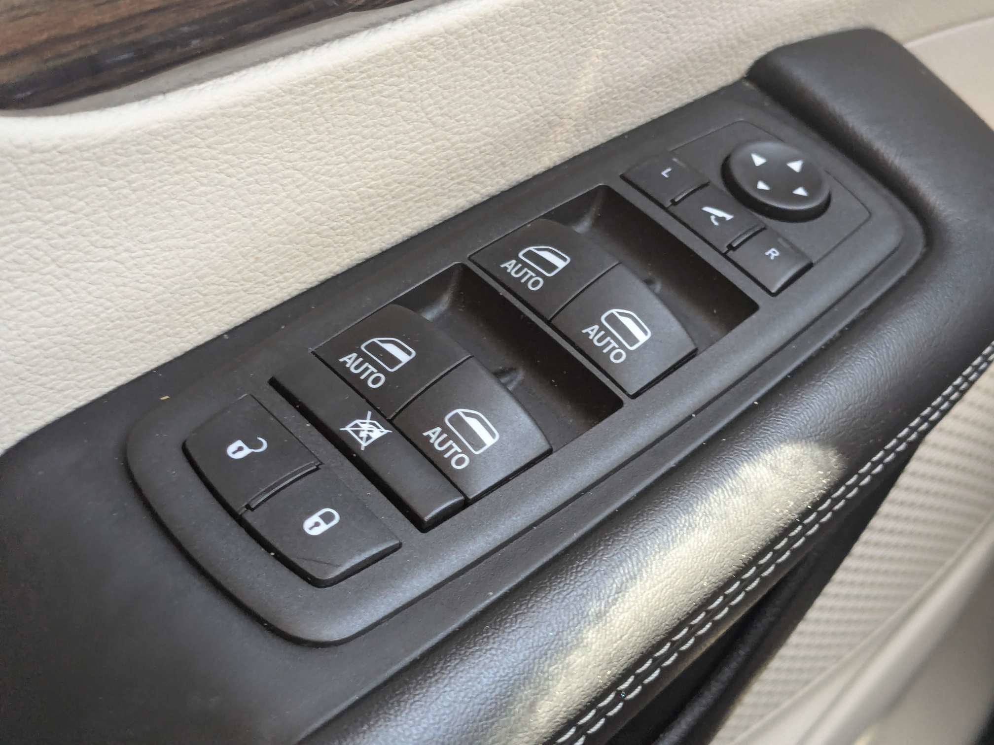 Used 2023 Chrysler Pacifica Limited FWD image 31