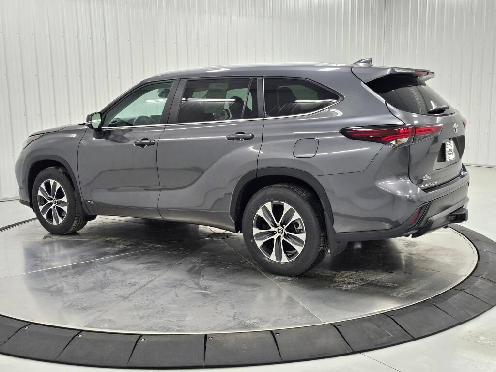 Used 2024 Toyota Highlander XLE AWD/4WD image 3
