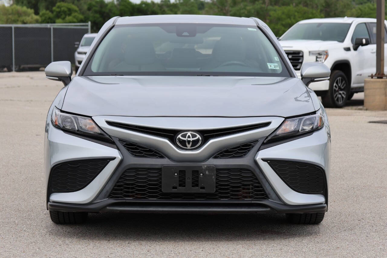 Used 2022 Toyota Camry SE AWD/4WD image 2