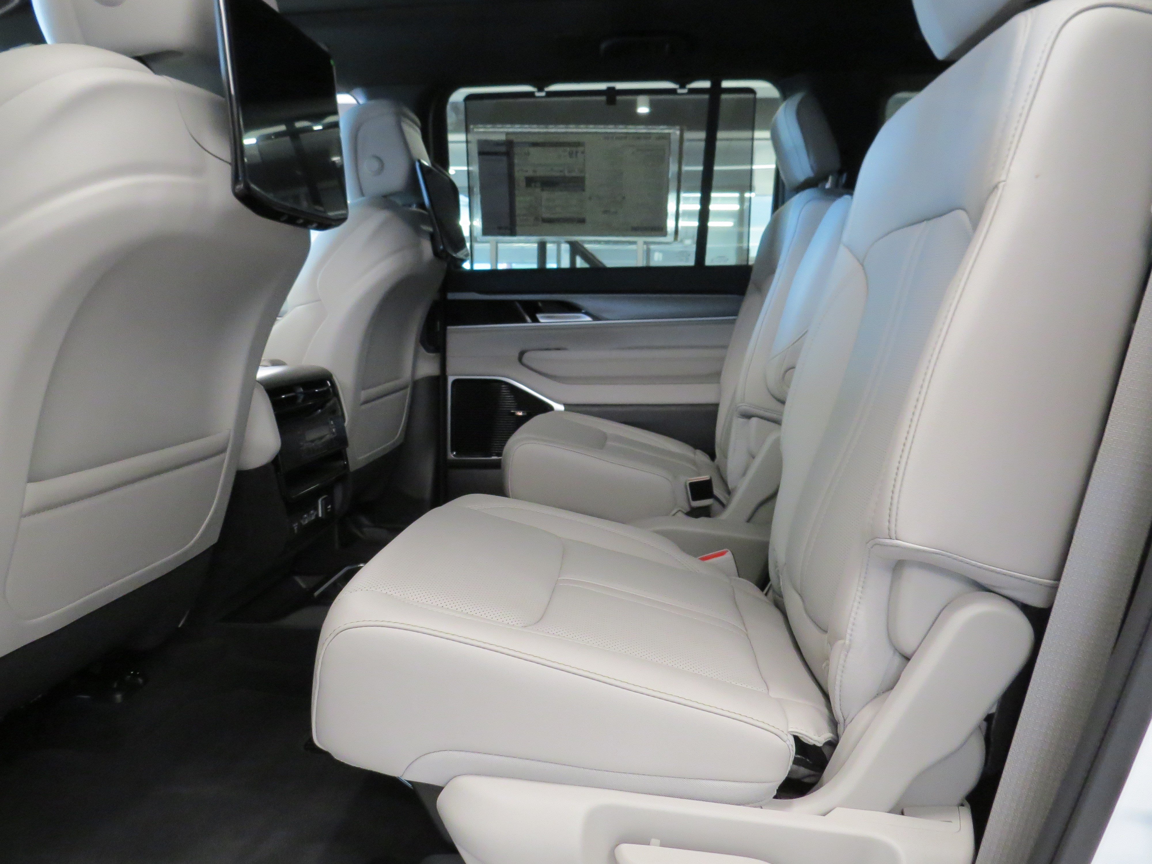 New 2025 Jeep Wagoneer L Series III w/ Premium Group I AWD/4WD image 15