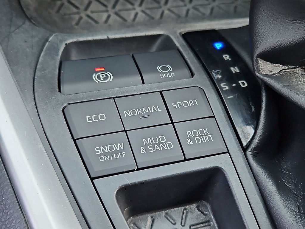 Used 2020 Toyota RAV4 LE w/ All Weather Liner Package AWD/4WD image 24