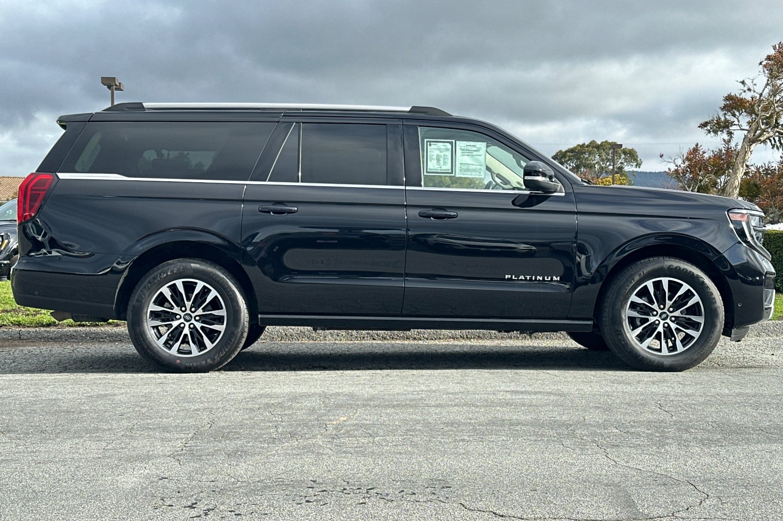 Used 2025 Ford Expedition Max Platinum AWD/4WD image 6