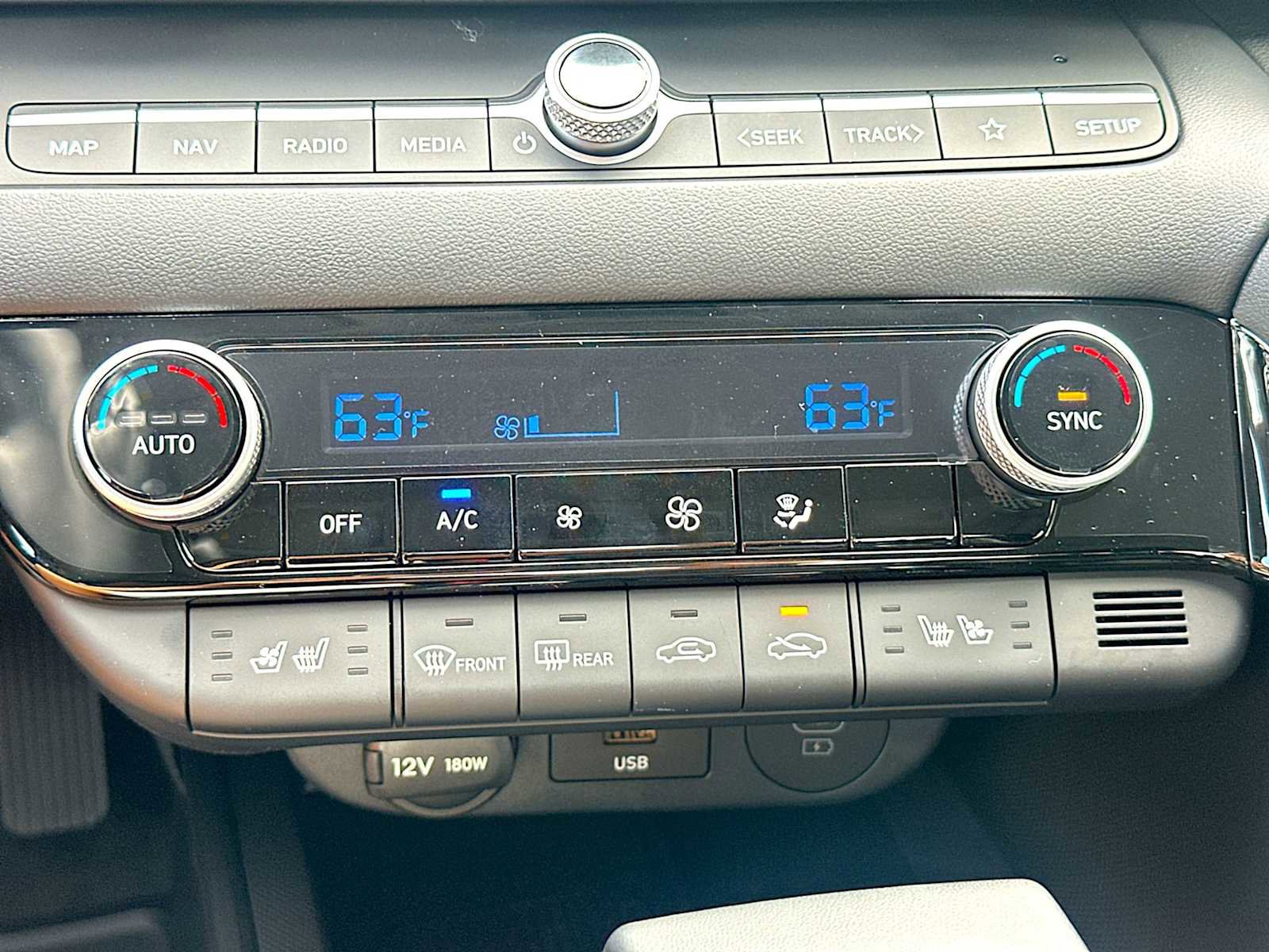 New 2025 Hyundai Elantra Limited FWD image 17