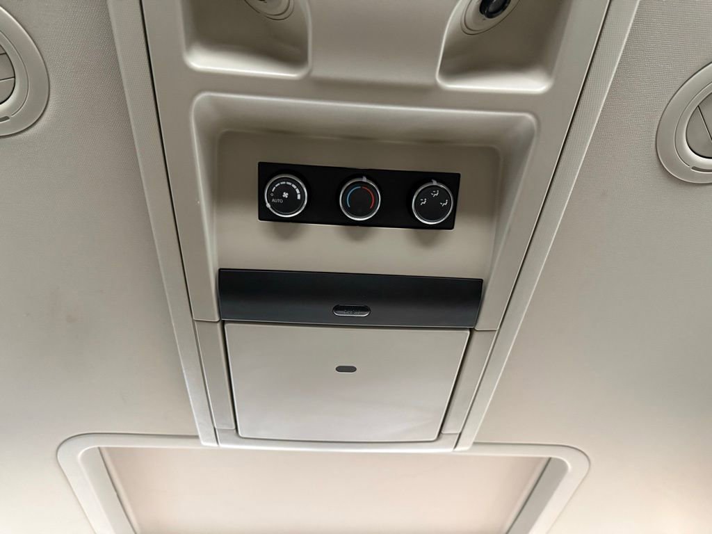 Used 2016 Chrysler Town & Country Touring-L image 39