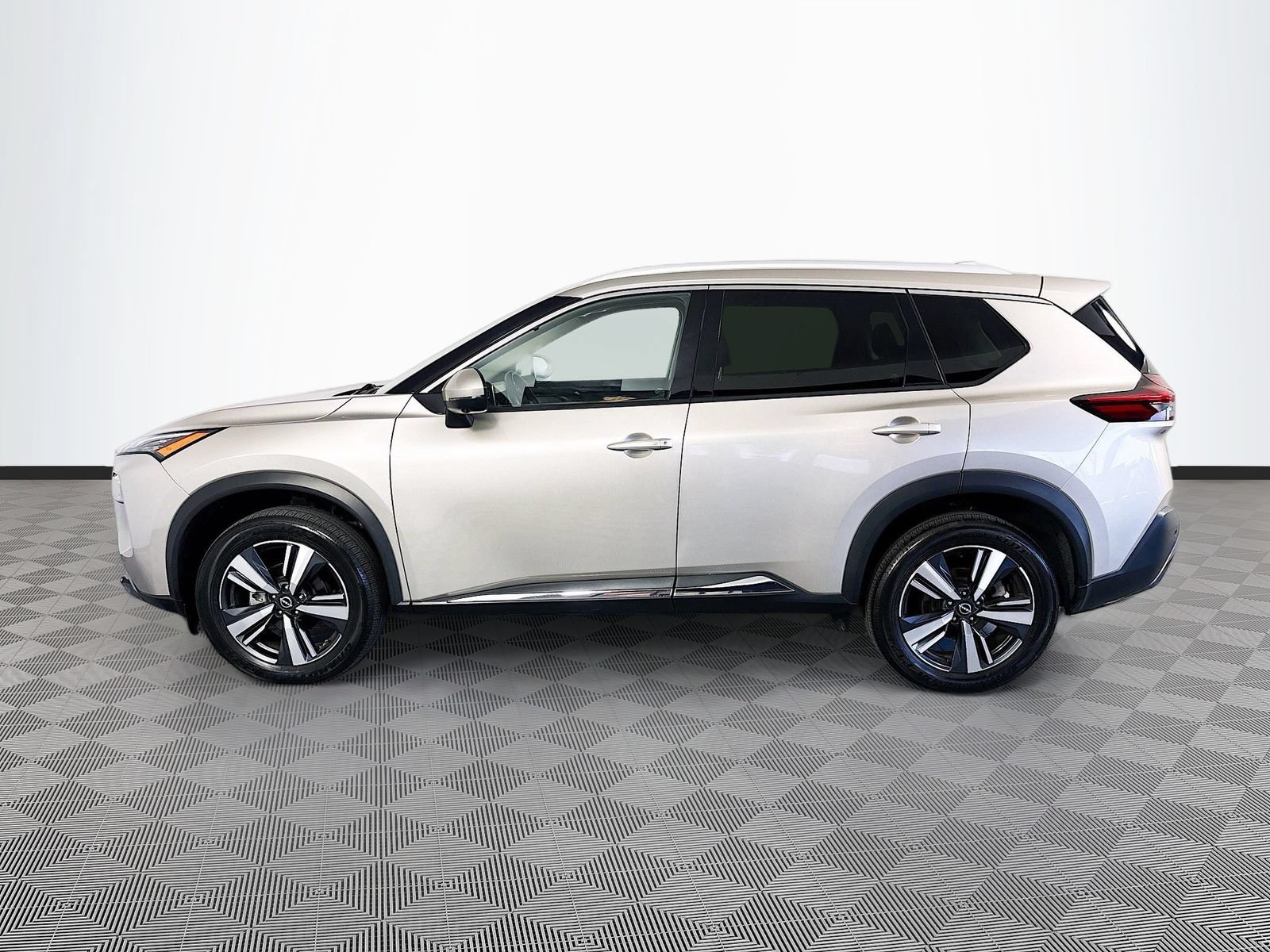 Used 2023 Nissan Rogue SL FWD image 4