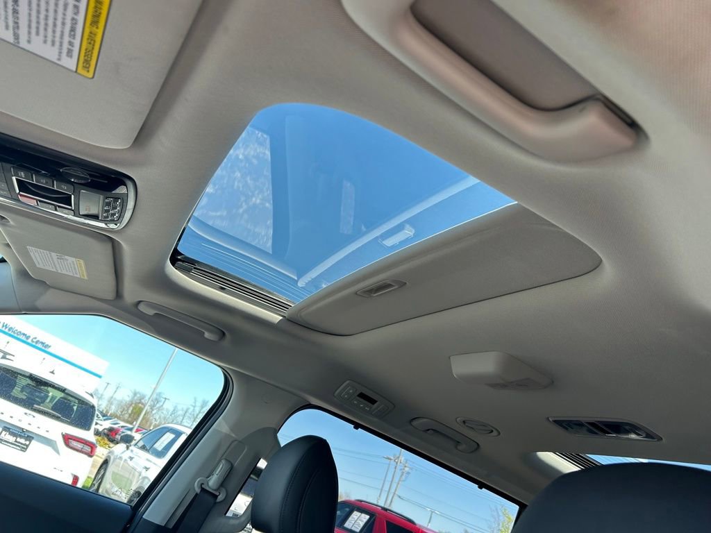 Certified 2025 Kia Carnival SX image 24