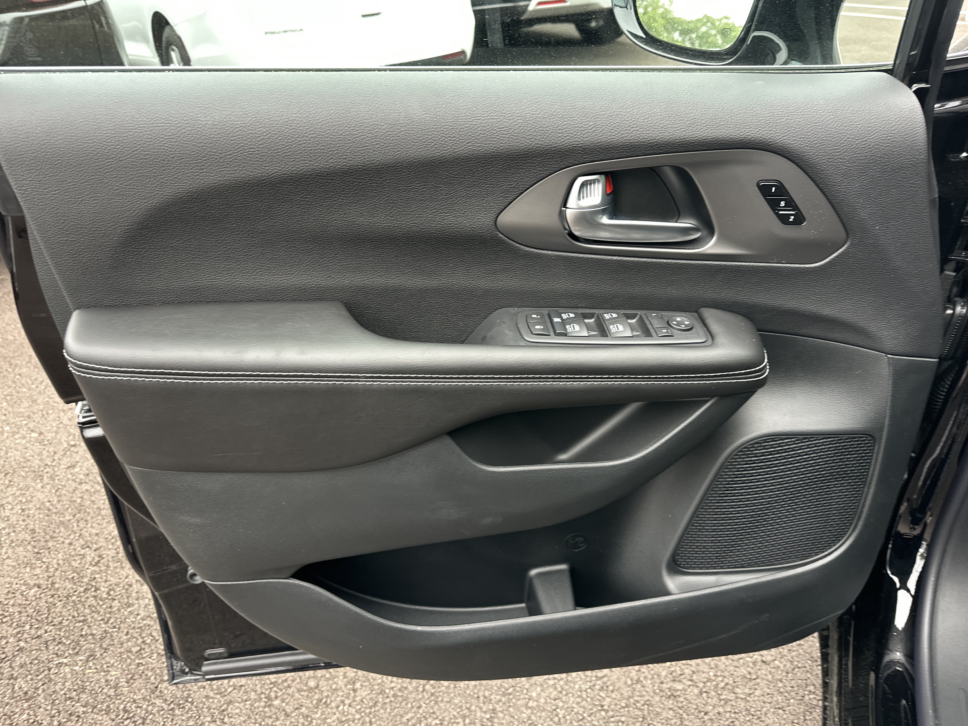New 2027 Chrysler Pacifica Select w/ Family Tech Group FWD image 28