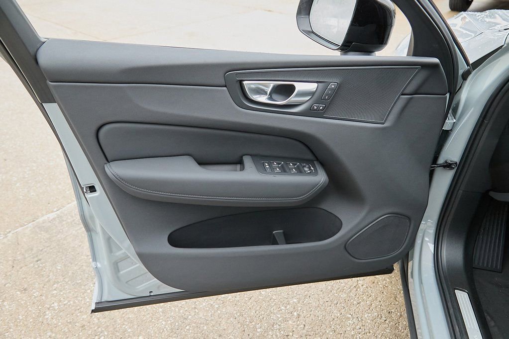 New 2026 Volvo XC60 B5 Core w/ Climate Package image 9