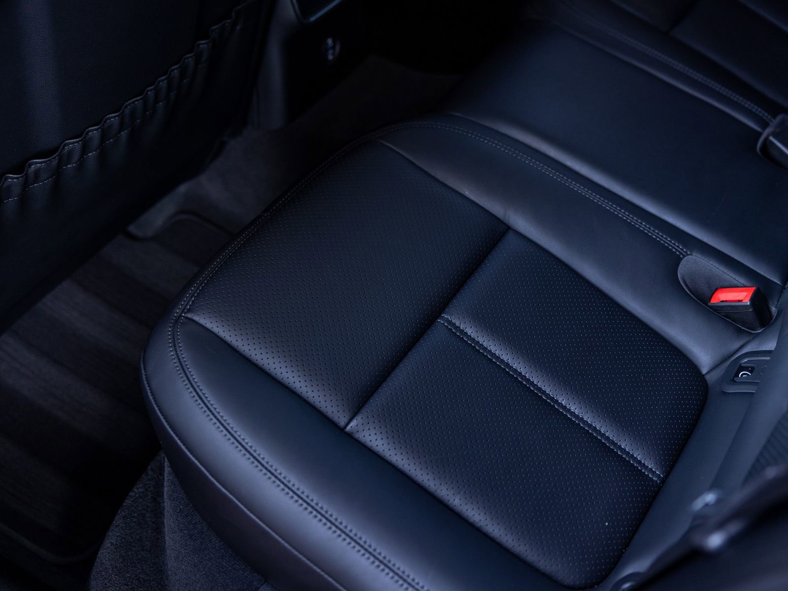 Certified 2024 Porsche Macan S AWD/4WD image 29