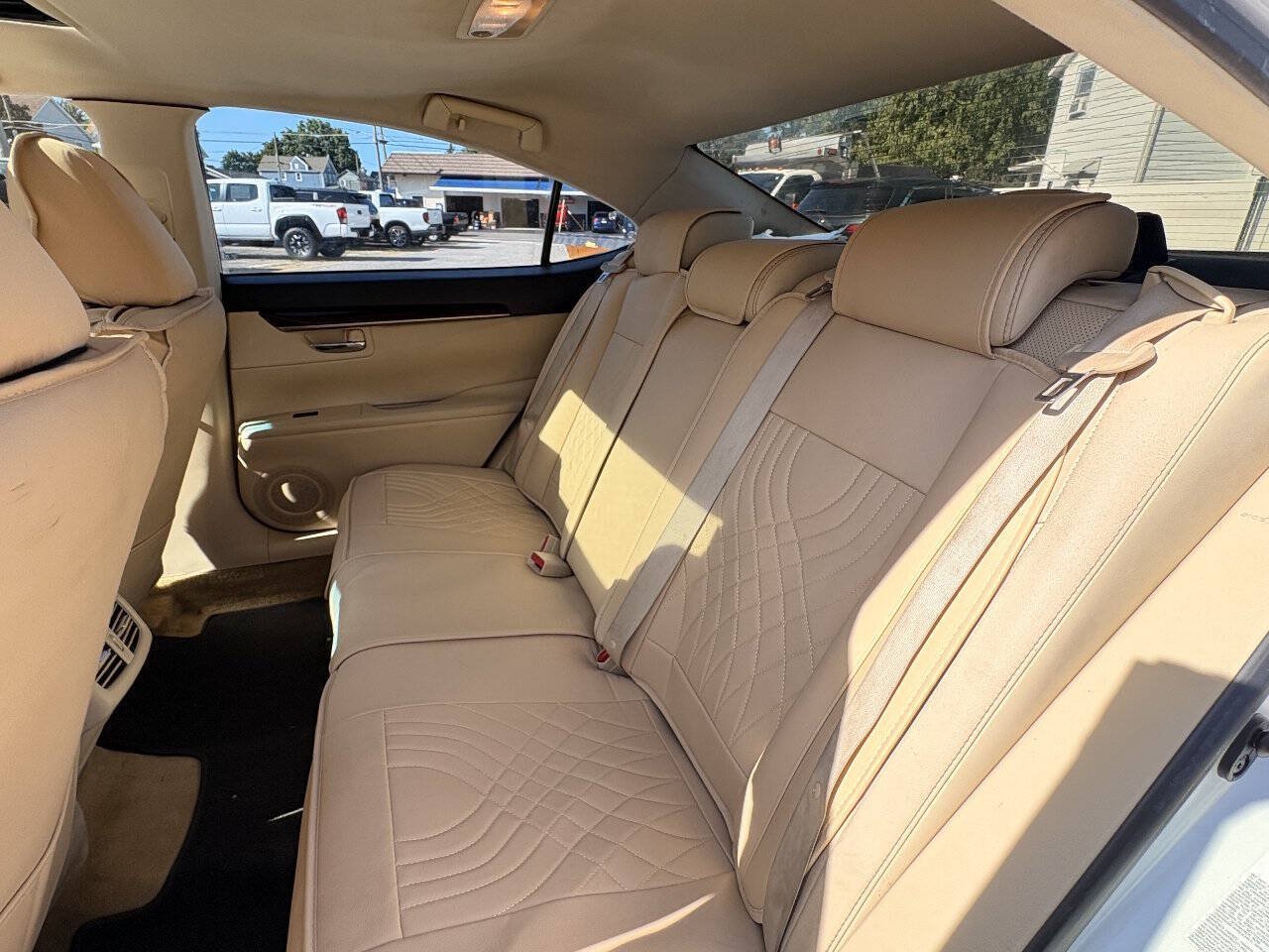Used 2014 Lexus ES 350 w/ Luxury Package FWD image 17