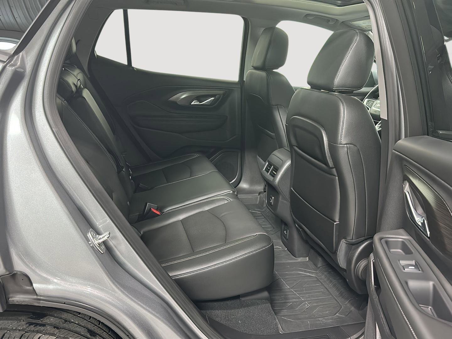 Used 2024 GMC Terrain SLT w/ Infotainment Package II image 30