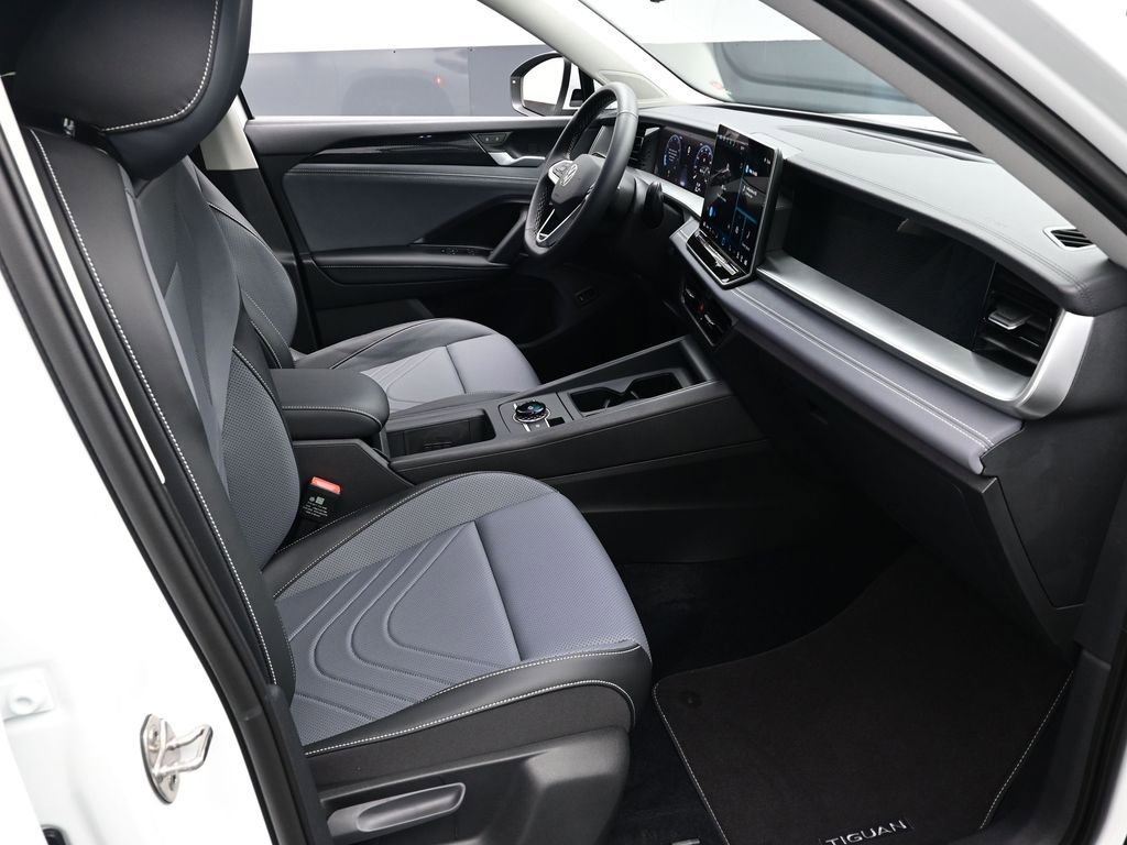 Used 2025 Volkswagen Tiguan SE image 30