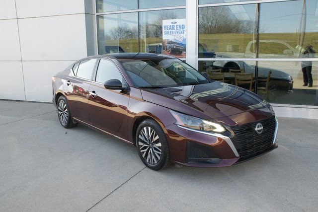 Used 2024 Nissan Altima 2.5 SV image 2