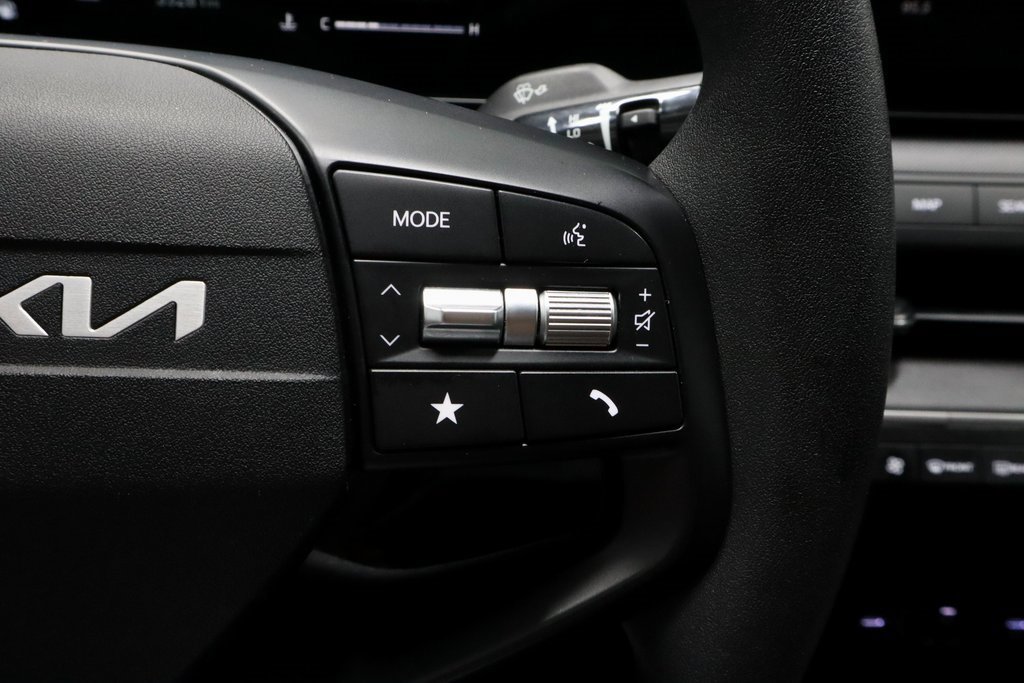 Used 2025 Kia K4 LXS image 28