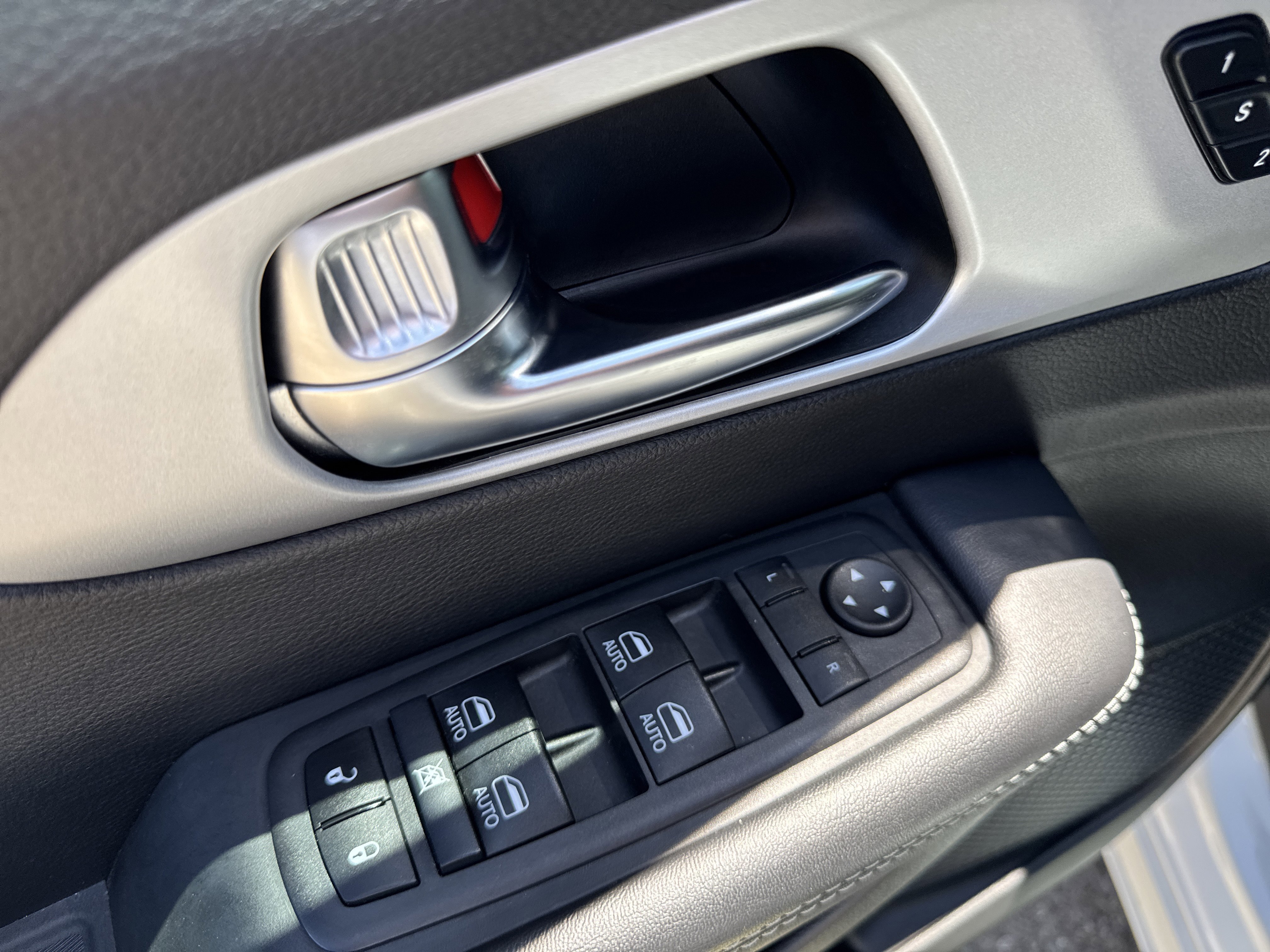 Used 2024 Chrysler Pacifica Touring-L w/ Uconnect Theater Family Group FWD image 18
