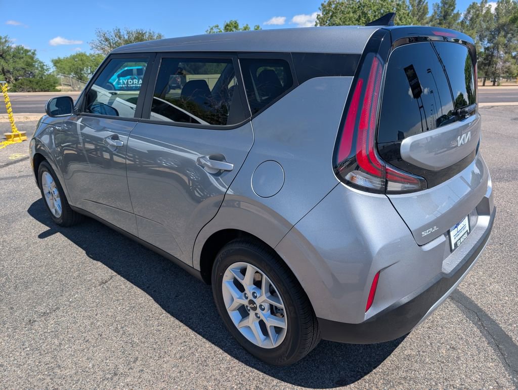 Used 2025 Kia Soul LX w/ LX Technology Package FWD image 3