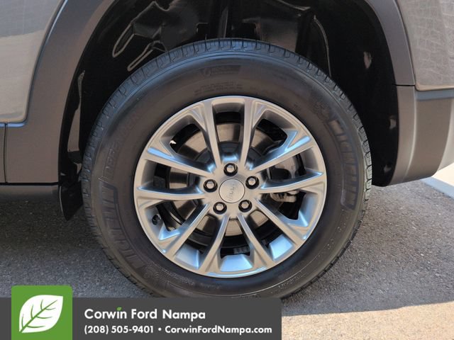 Used 2020 Jeep Cherokee Latitude Plus w/ Cold Weather Group AWD/4WD image 32