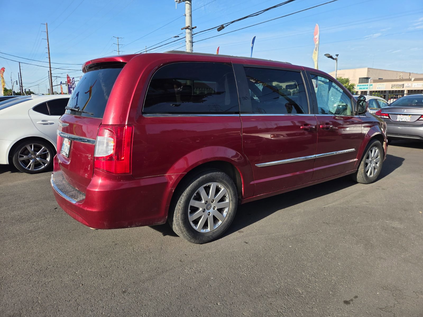 Used 2014 Chrysler Town & Country Touring image 3