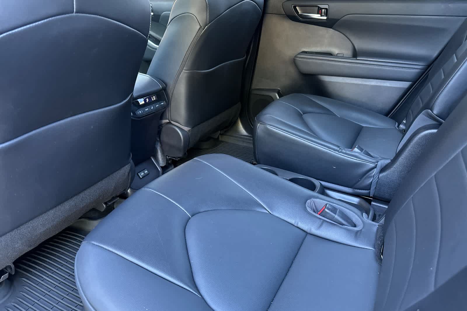 Used 2022 Toyota Highlander XLE AWD/4WD image 4