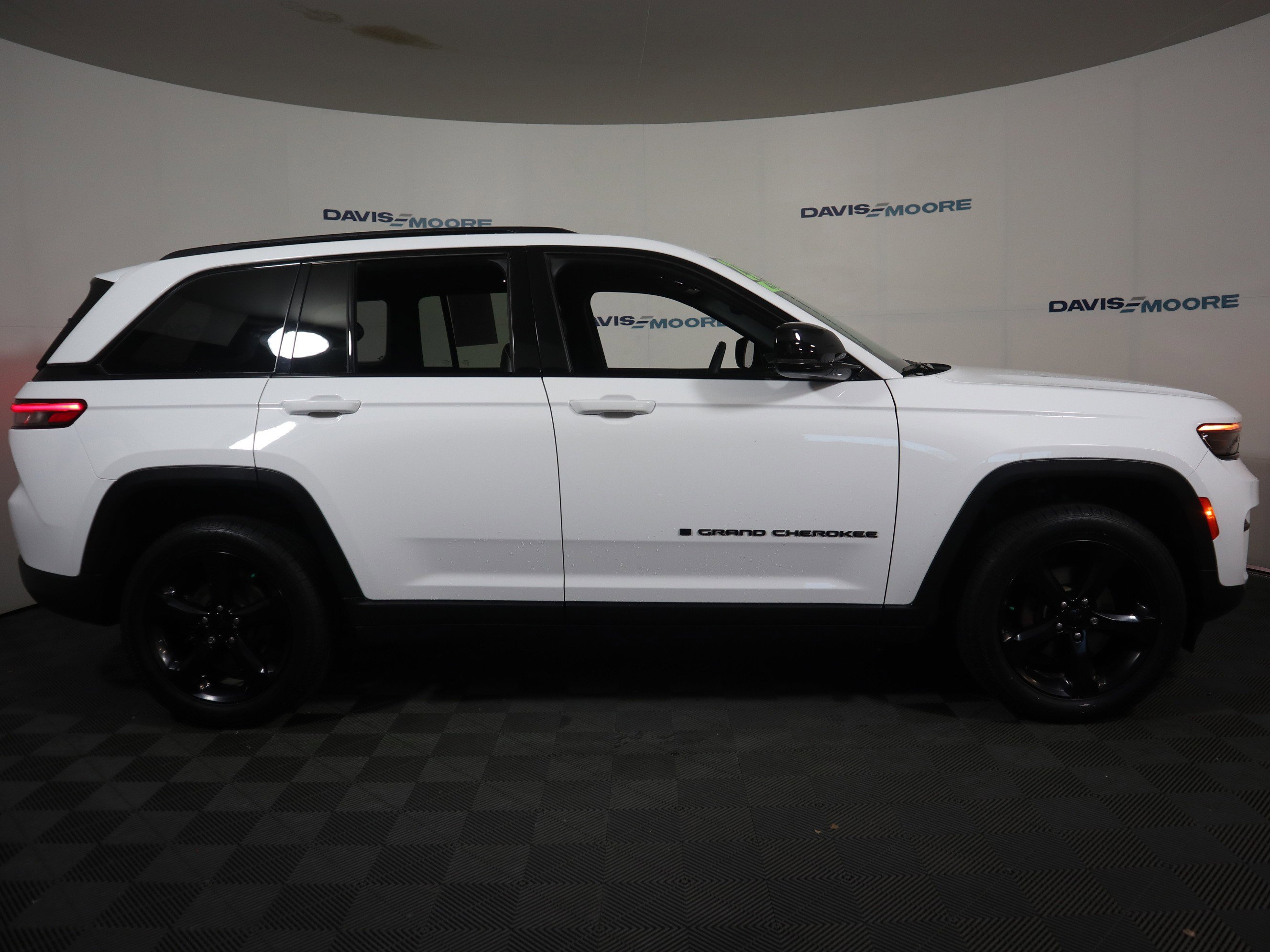 Used 2023 Jeep Grand Cherokee Altitude image 4