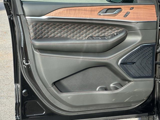 New 2025 Jeep Grand Cherokee Summit AWD/4WD image 11