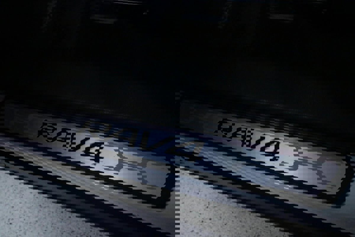 Used 2022 Toyota RAV4 XLE Premium image 13