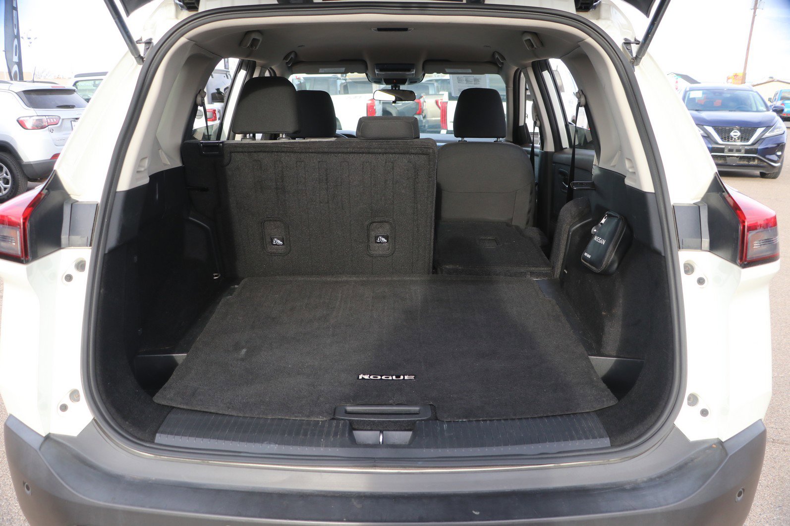 Used 2023 Nissan Rogue SV image 29