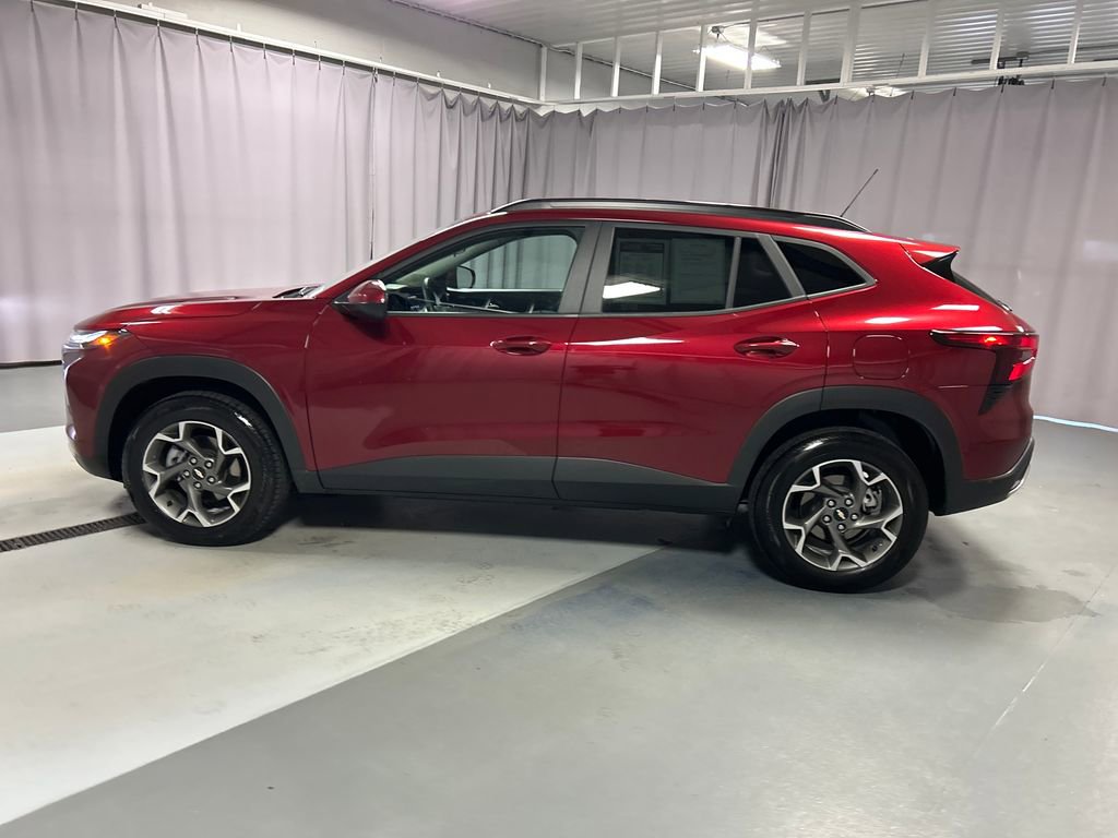 Used 2025 Chevrolet Trax LT w/ LT Convenience Package FWD image 4