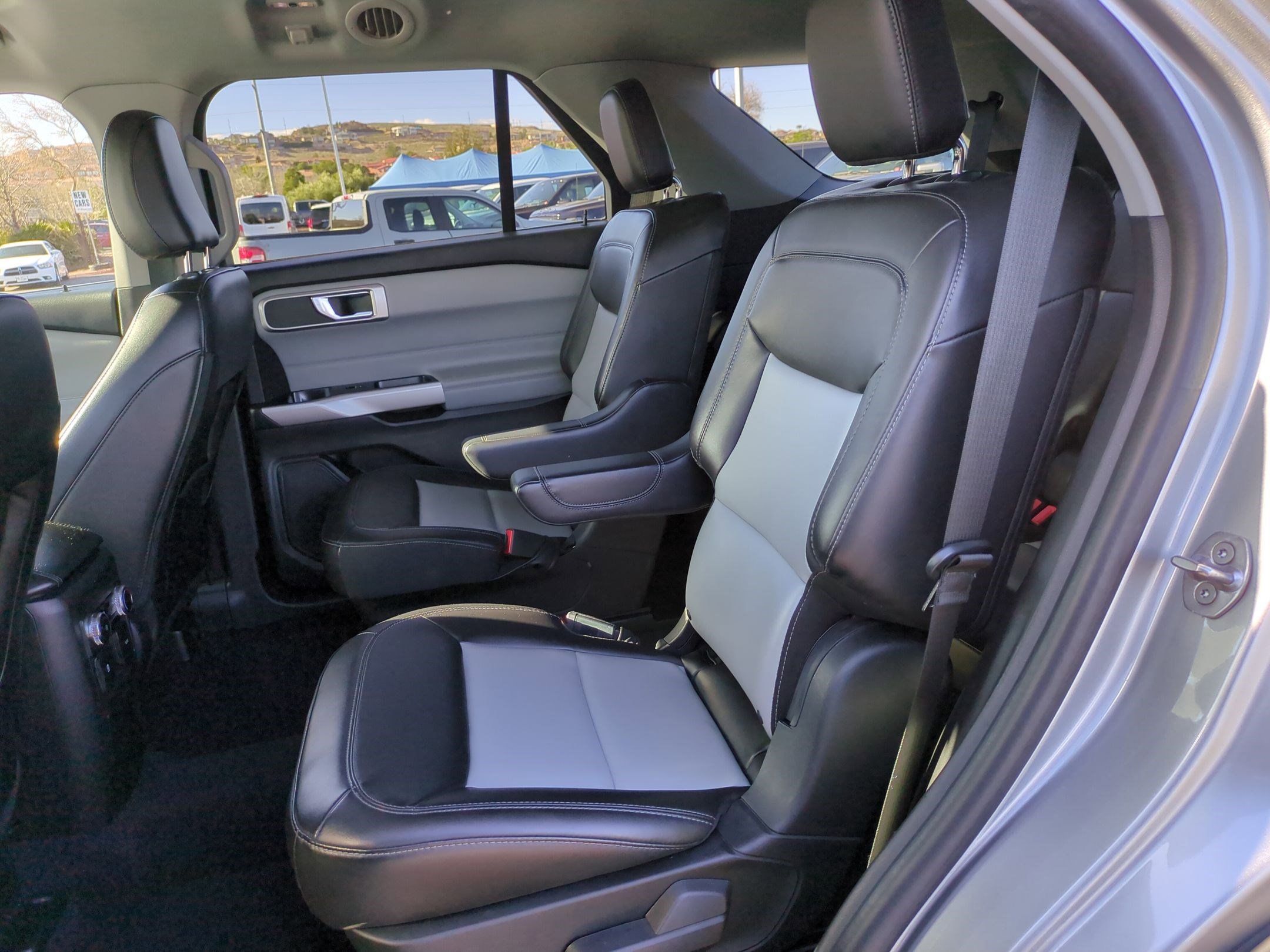 Used 2022 Ford Explorer XLT w/ Equipment Group 202A image 27