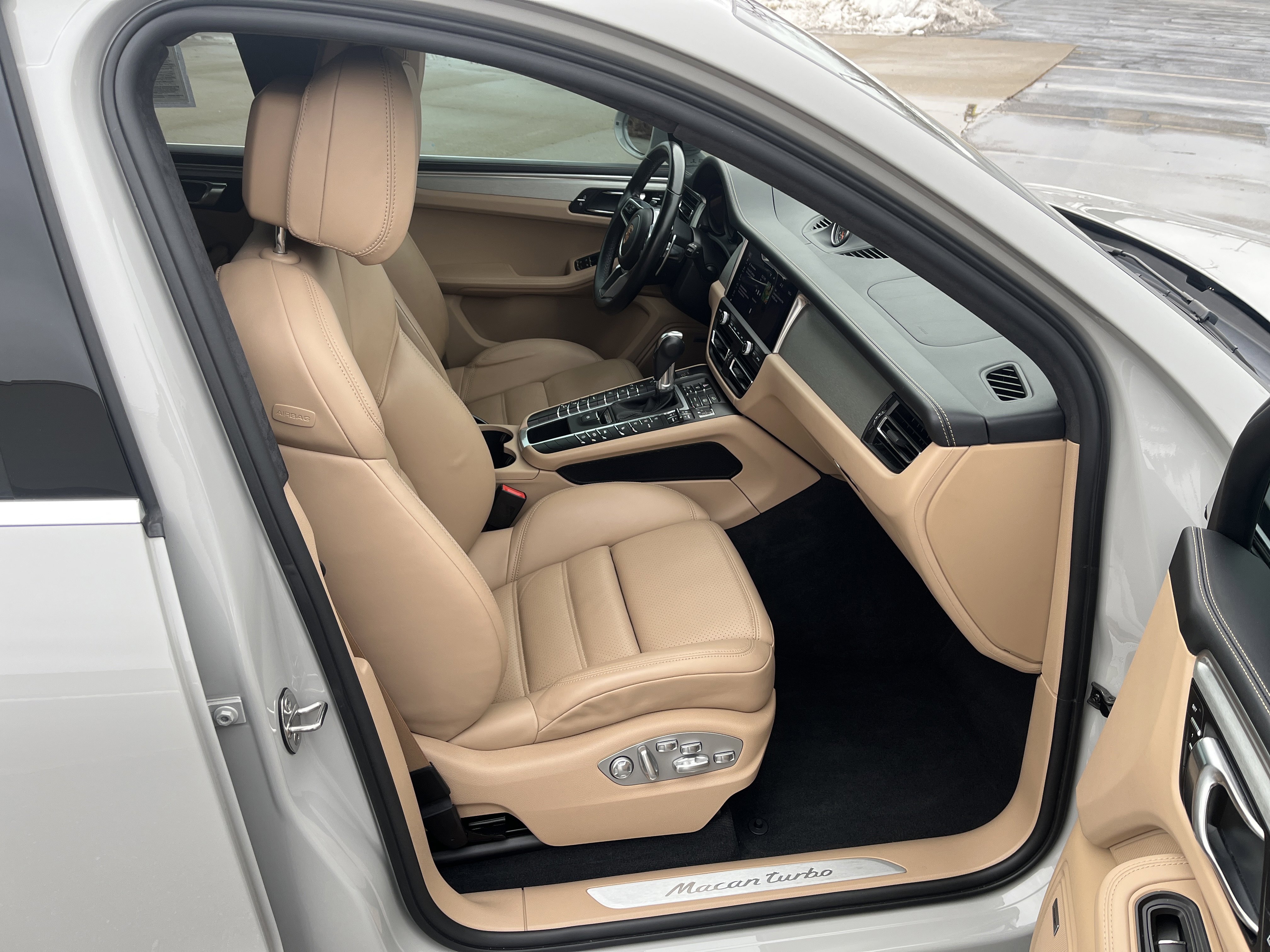 Used 2020 Porsche Macan Turbo image 16