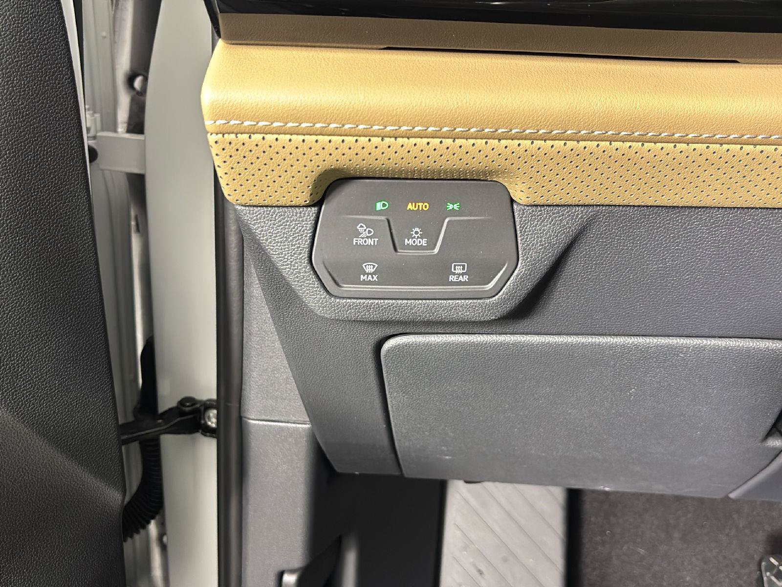 Certified 2025 Volkswagen Atlas Cross Sport SE FWD image 17