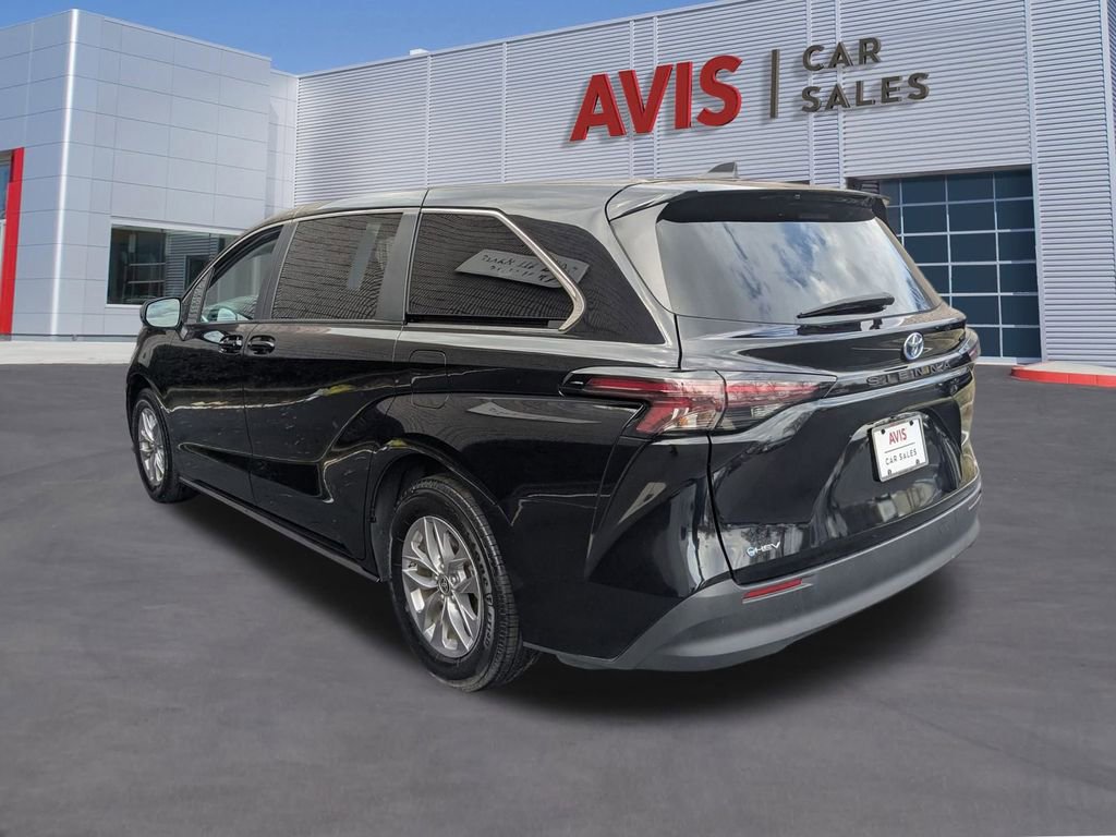 Used 2025 Toyota Sienna LE image 9