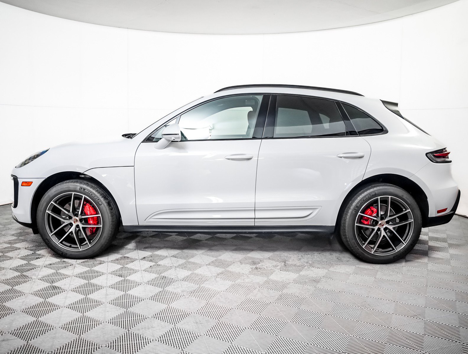 Certified 2025 Porsche Macan S image 2